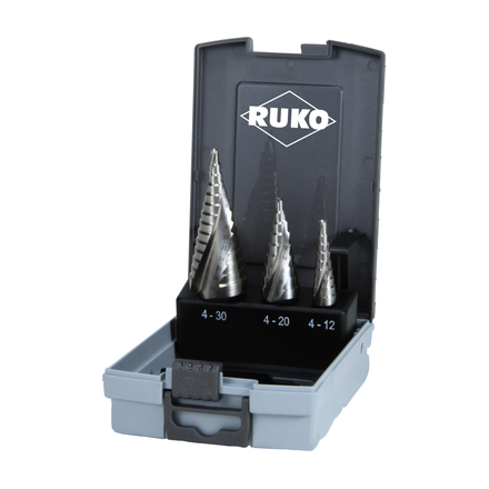 

RUKO RK-101026ERO Набор ступенчатых сверл 4-12, 4-20, 4-30 мм, HSSE-Co5, 118°, со спиральными канавками, в пластиковом кейсе
